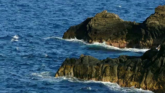 岩石和波浪的细节视频素材