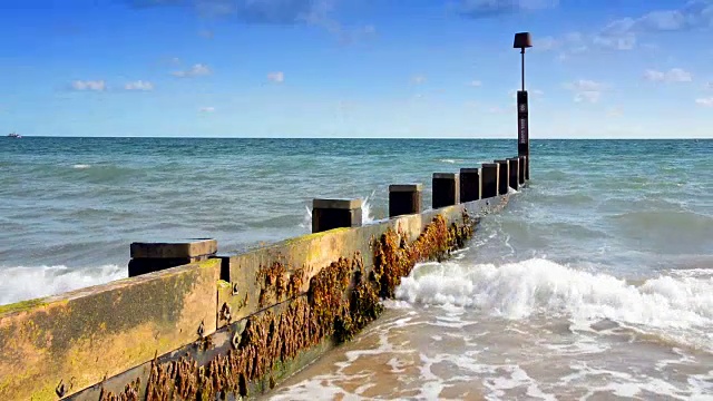 海浪冲击伍德恩海滩护堤视频素材