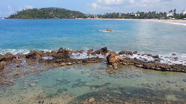 浅海和岩石底部近海岸，美丽的珊瑚湾视频素材