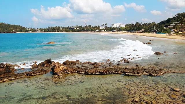 在沙滩和泡沫海浪上岸，热带岛屿度假视频素材