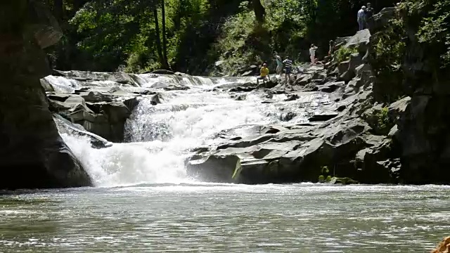 高山河流和瀑布视频素材