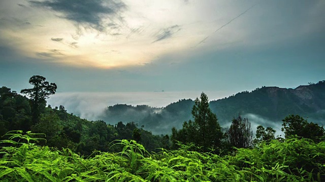 Sungai Lembing日出时间流逝在美丽的山。视频素材