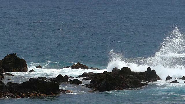 海浪冲击着熔岩岩石。缓慢的运动。视频素材