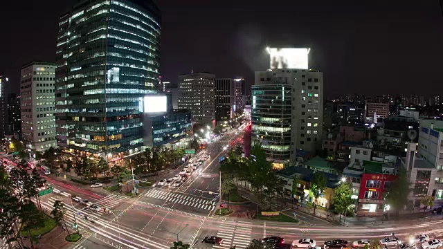 韩国首尔夜间繁忙街道上的交通时间视频素材