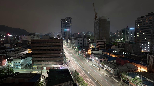 韩国首尔夜间道路交通的时间间隔视频素材