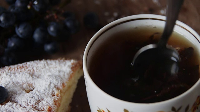 一杯热的黑叶茶视频素材