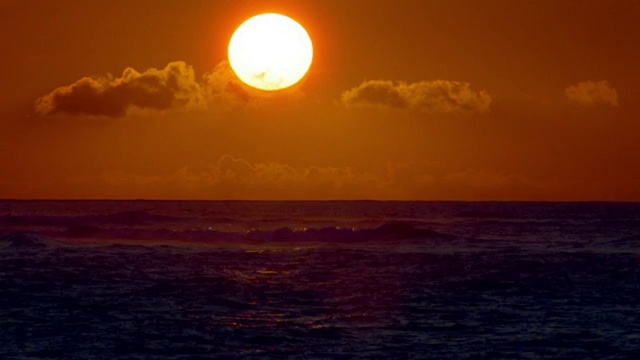 宽镜头时间流逝大太阳在海洋/夏威夷上方落下视频素材