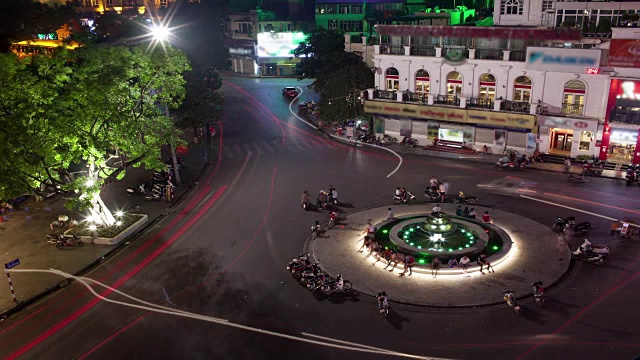 在夜晚的圆形十字路口的时间流逝拍摄，鸟瞰图的广truong Dong Kinh义修，河内，越南视频素材