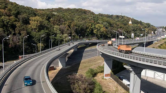 城市公路立交桥承载着高峰时段的交通视频素材