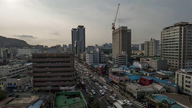 韩国首尔的城市景观与街道上的汽车交通视频素材