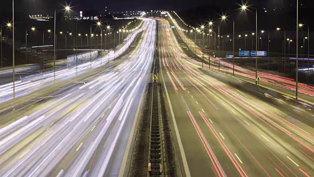 时间流逝，高速公路上的夜间交通视频素材