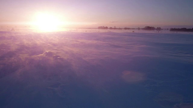 暴风雪，风和太阳。寒冷的北极。冰封雪飘视频素材