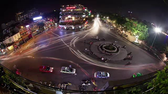 越南河内夜晚城市广场上的交通时间视频素材