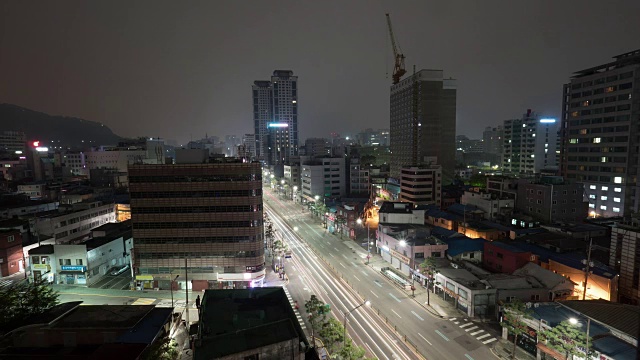 夜景首尔，韩国高速公路上的汽车视频素材