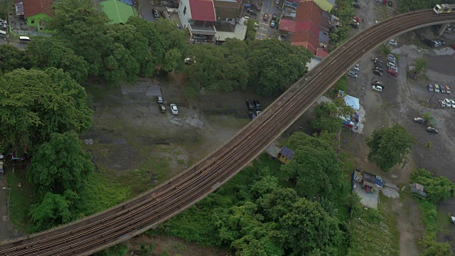 马来西亚吉隆坡一列火车经过的铁路视频素材