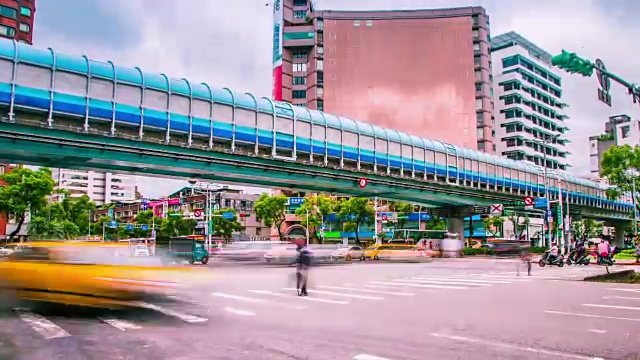 时间流逝-交通在道路交叉路口在台北，台湾视频素材