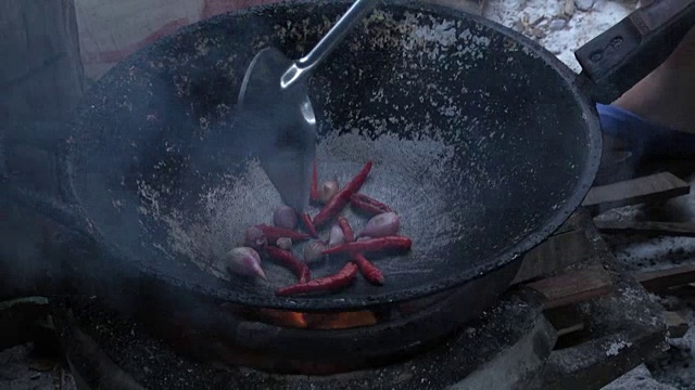 香料和洋葱用平底锅煮熟，可作辛辣菜肴视频下载