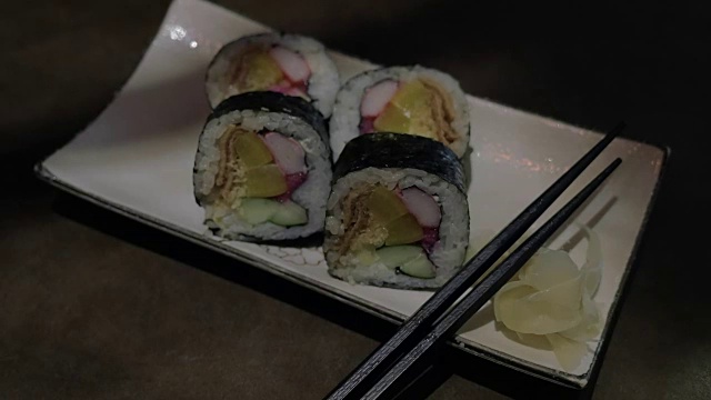 在日本餐厅供应寿司卷视频素材