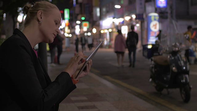 在韩国首尔街头，一名妇女在夜间工作视频素材