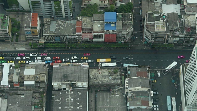 公路交通运动在白天的时间。俯瞰泰国曼谷。城市风貌。视频下载