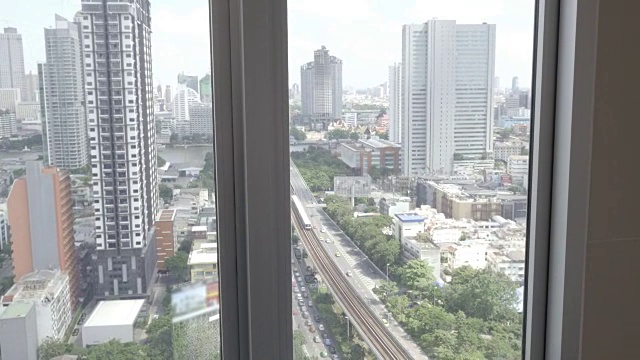 从大城市来的女人在洗澡放松。窗外风景，泰国曼谷视频素材