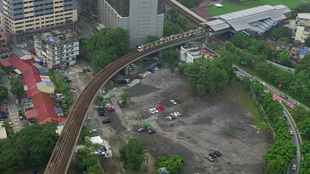 白天的吉隆坡全景，马来西亚与铁路与一列路过的火车视频素材