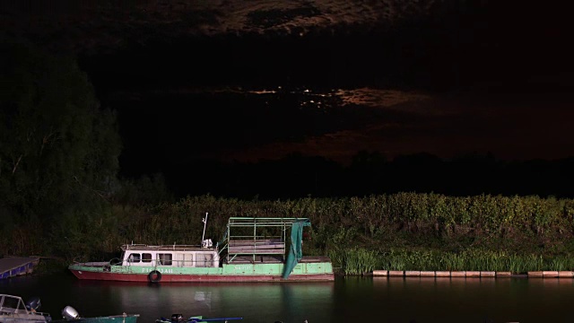 海港的夜景，旧船和月亮在背景中升起。时间流逝1080便士视频素材