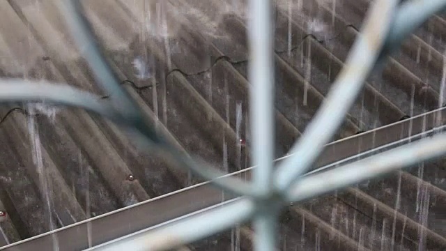 雨点落在屋顶上视频素材