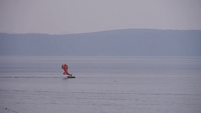 在亚得里亚海上滑翔。美丽的海景背景。不认识的人的剪影。视频素材