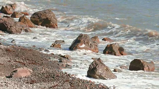 多岩石的海岸视频素材