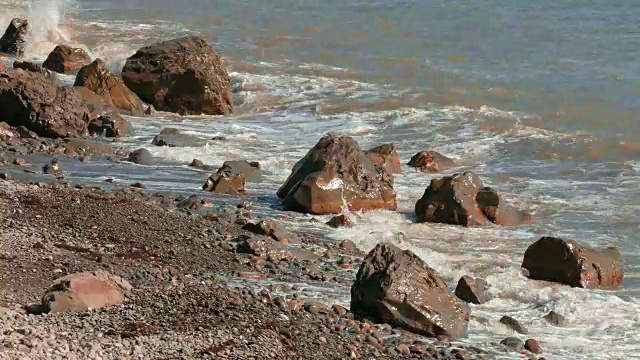 多岩石的海岸视频素材