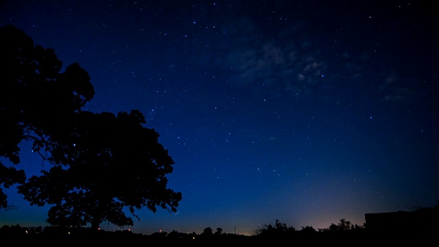 星星在黑暗的天空中移动视频素材