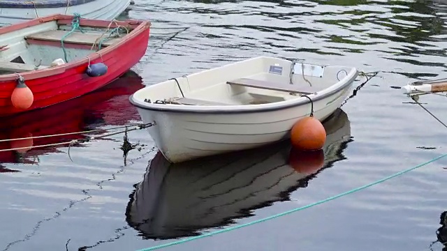 河上漂浮着两条小船视频素材