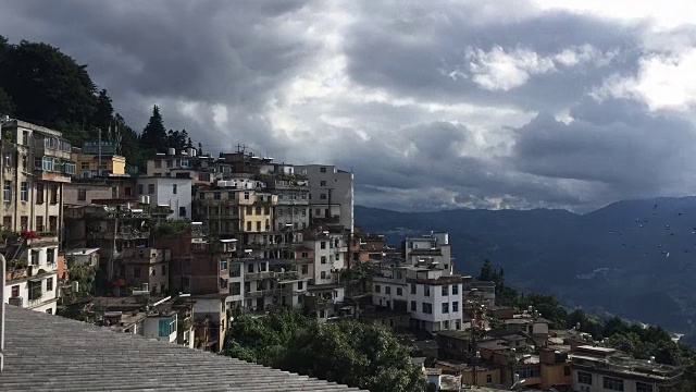 时间流逝:位于高山上的村庄，暴风云快速移动。视频素材