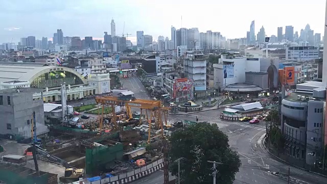 时间流逝:商业城市中心的交通和高层建筑周围的建筑视频下载