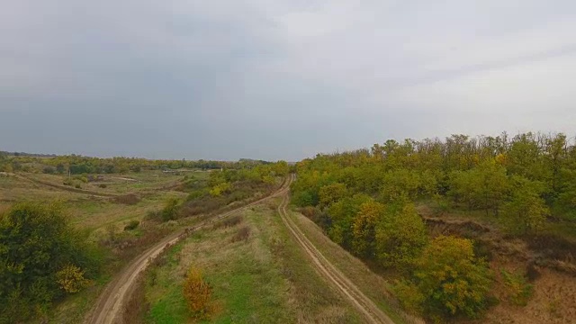 风景优美的秋景与乡村小路。视频素材