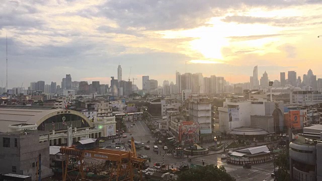 时间流逝:商业城市中心的交通和高层建筑周围的建筑视频下载