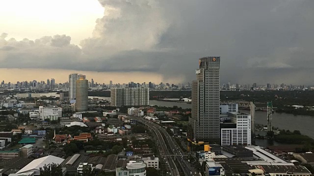 时间推移:从屋顶鸟瞰图显示雨云和运输视频下载