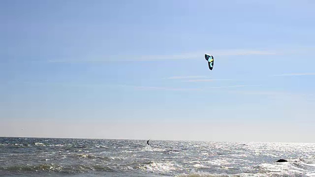 在刮风的天气里风筝冲浪视频素材