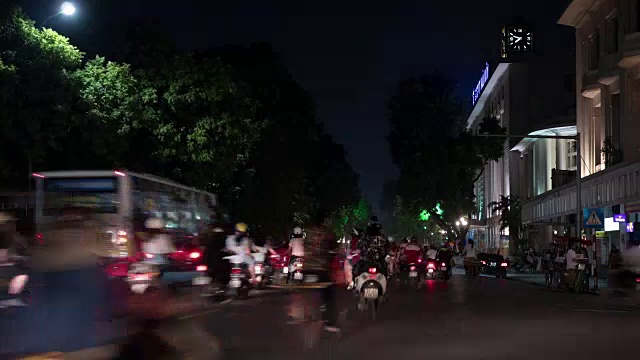 夜市的时间，繁忙的道路上有过往的汽车，摩托车和自行车视频素材