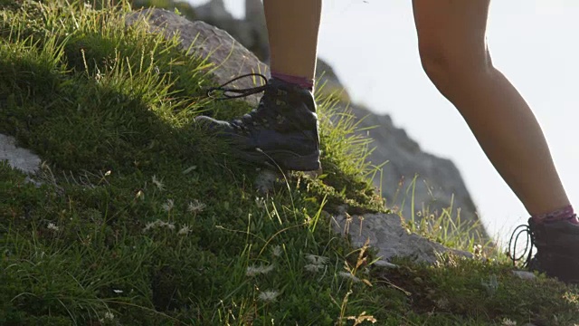 近距离观察:不认识的女游客在登山鞋上爬山视频素材