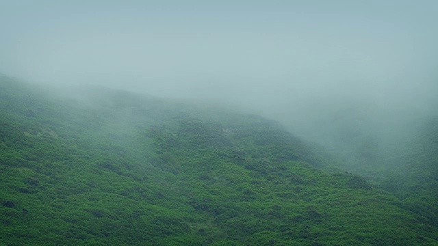 薄雾在崎岖的山坡上翻滚视频素材