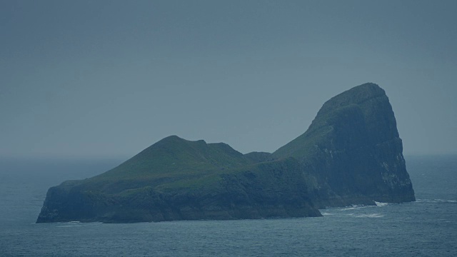 海洋中的岩石岛视频素材