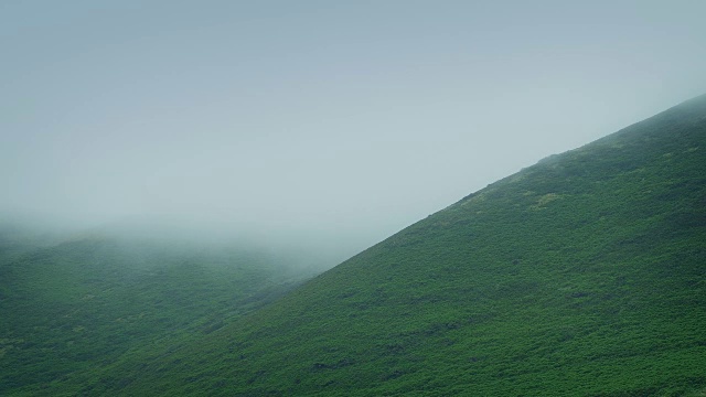 浓雾翻山越岭视频素材