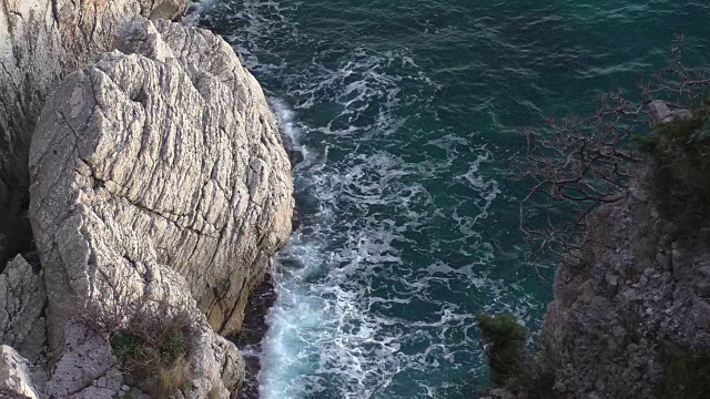 黑山海岸波涛汹涌——巨浪溅起岩壁。视频素材