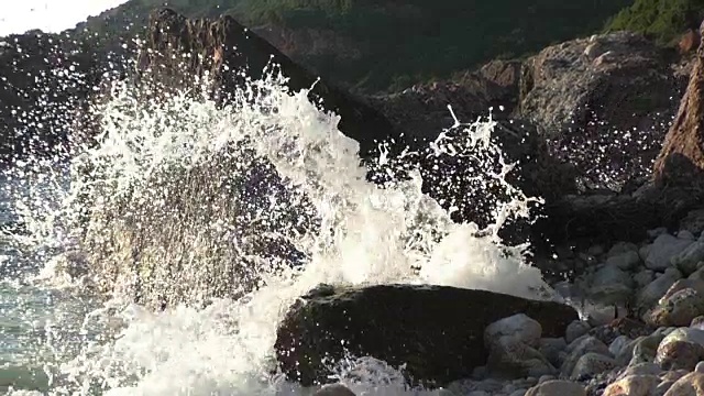 海浪撞击岩石，浪花呈慢动作。视频素材