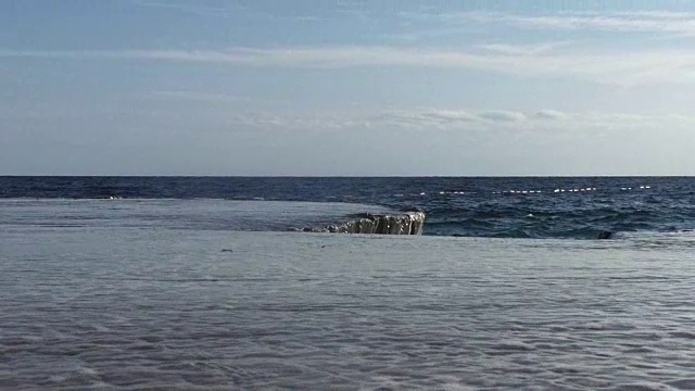 强大的海浪撞击岩石的特写慢镜头。视频素材