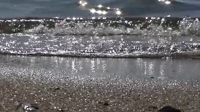 黑山海岸波涛汹涌——巨浪溅起岩壁。视频素材