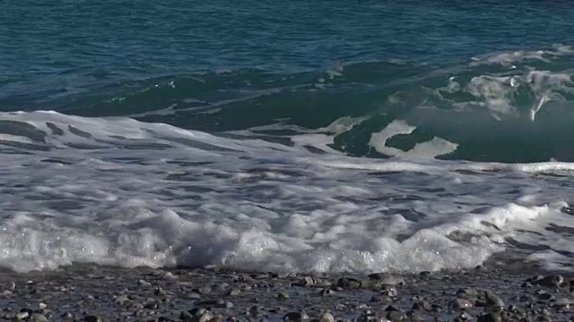 海浪撞击岩石和喷射近距离慢动作。视频素材