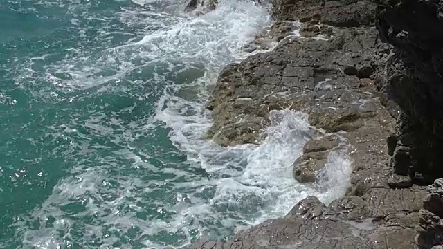 风暴波浪冲击海岸近景慢动作。视频素材